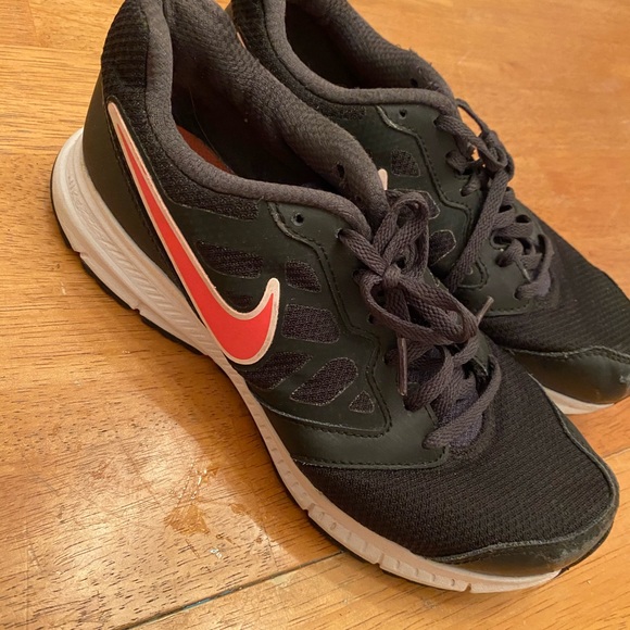 Nike athletic shoes hood condition comfy size 7.5 - Picture 1 of 11